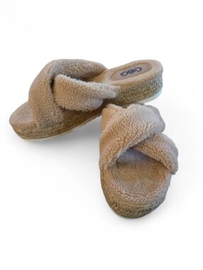 GBG LOS ANGELES Daphne Faux Sherpa Platform Slide Sandal